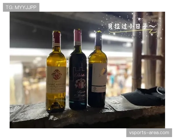 拉菲尼亚随手一张晚宴照，那桌上一瓶酒能买我三个月房租